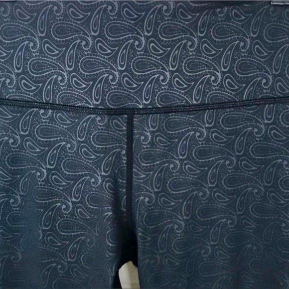 ZYIA Pants - Zyia Paisley  print legging NWT size 16-18 light n tight Capri hi rise 20”